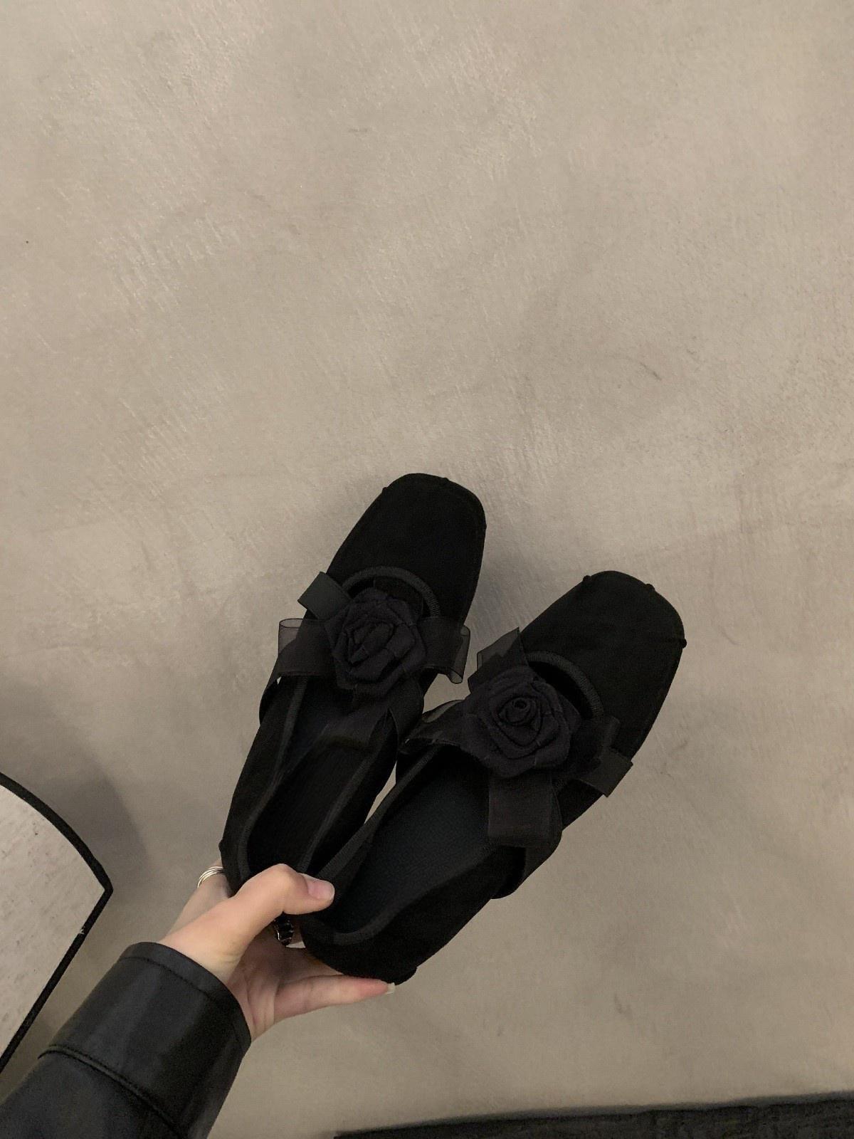 

Туфли Мэри Джейн в стиле ретро с плоским дном и перекрещенными цветами, женские 2024 года, нежный и милый темперамент, неглубокий вырез, вечерний бриз, одинарные туфли 35 чёрный