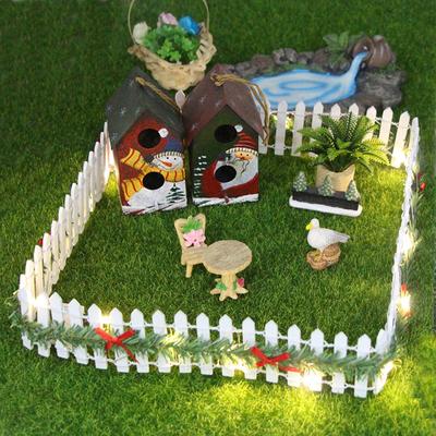 Leļļu namiņa miniatūra pasaku dārza dekors mini žogs Ziemassvētku LED gaismas rotangpalmas koka žoga ainavas rekvizīts