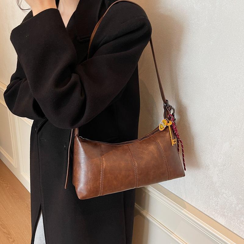 This autumn's new soft leather large-capacity casual versatile shoulder messenger bag fashionable senior commuter dumpling bag