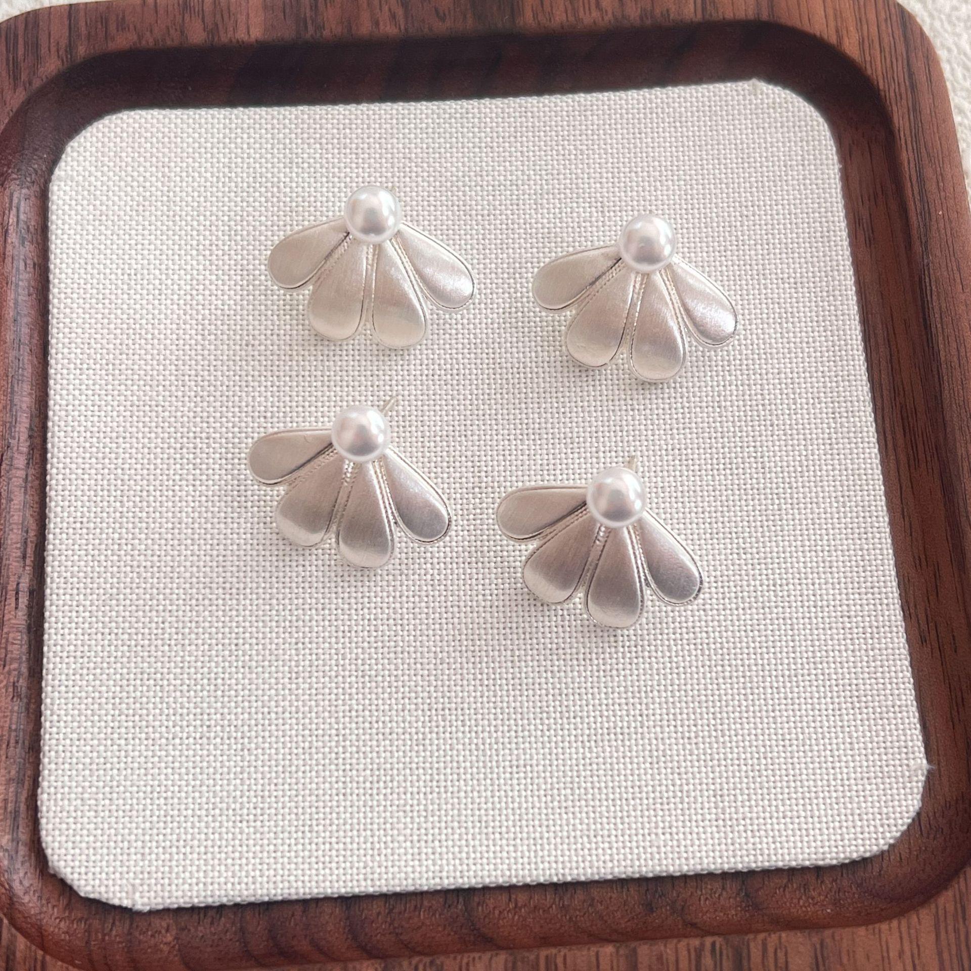 

Elegant Freshwater Pearl Petal Earrings: Unique, Fashionable, High-End Design for Women срібний