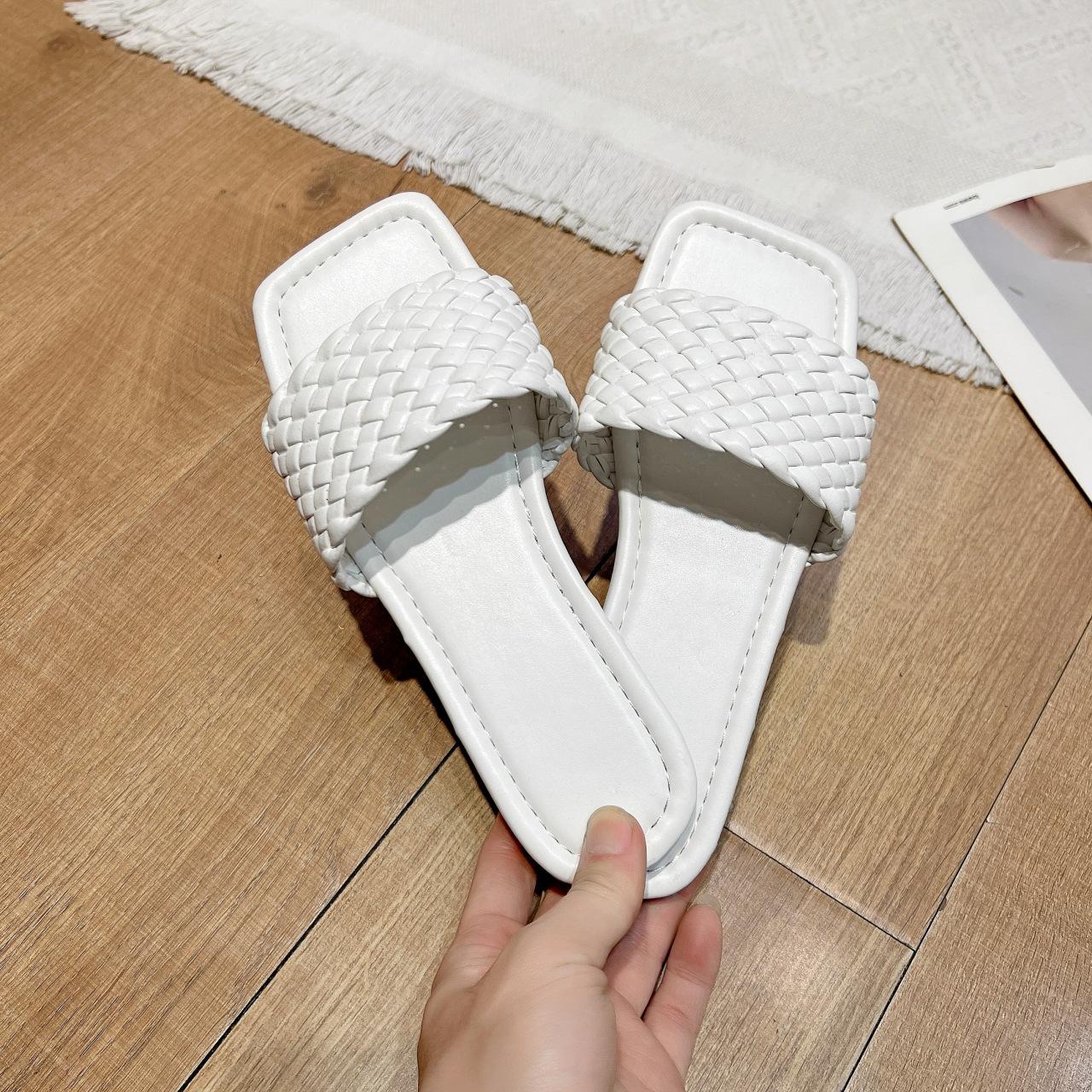 

Крутые тапочки женские летние новые на плоской подошве с квадратным носком модные повседневные сандалии 43