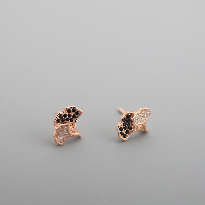 

Серьги, инкрустированные бриллиантами. Девчачий стиль. Литературные и свежие серьги. Изысканные и элегантные серьги.