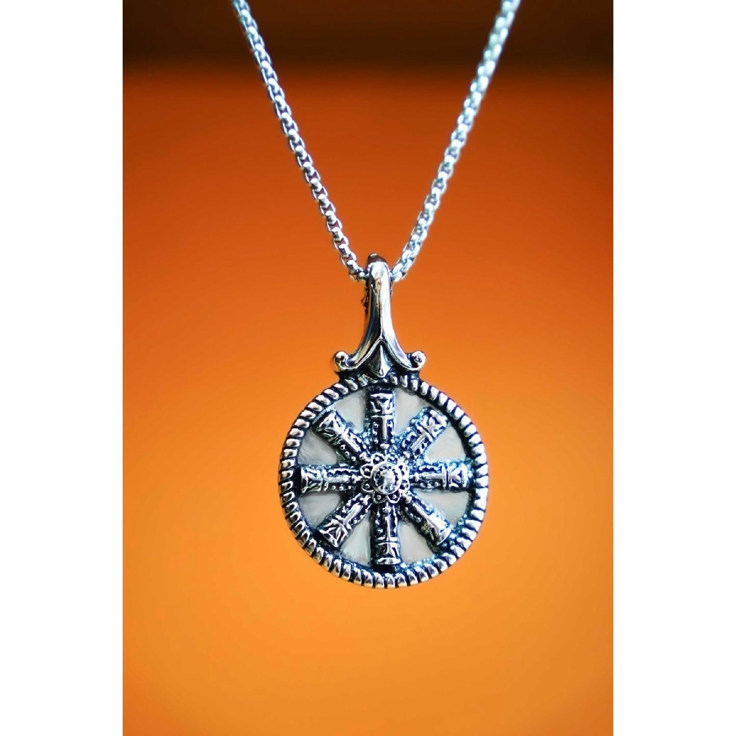 

Антикварное посеребренное ожерелье в виде щита