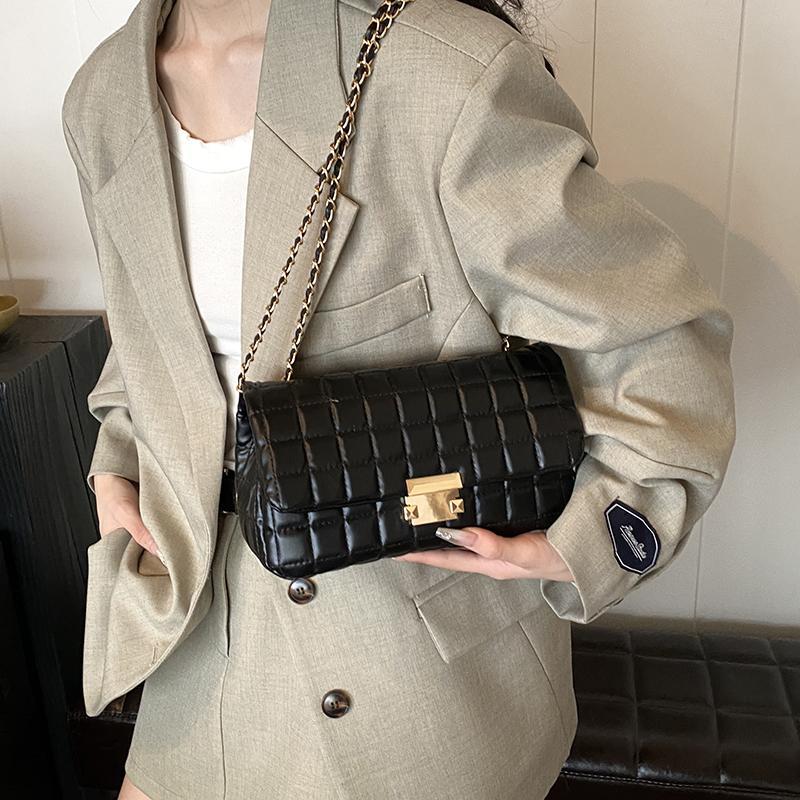 New Summer Versatile Chain Crossbody Bag Fashionable One Shoulder Stick Bag with Lingge Embroidered Thread