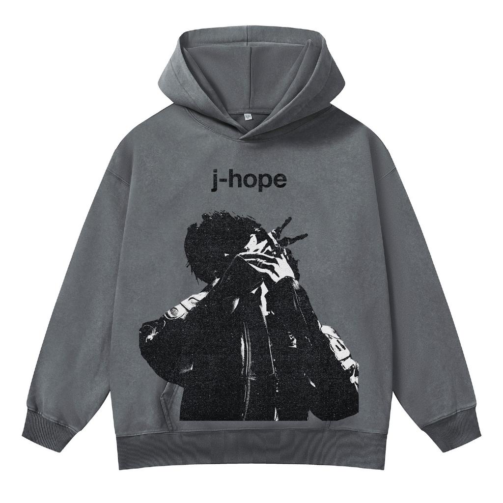 “J-Hope” Grafische Print Hoodie — Vintage Gewassen Pullover, Oversized Unisex Streetwear Sweatshirt voor Mannen Vrouwen (Herfst/Winter Collectie)