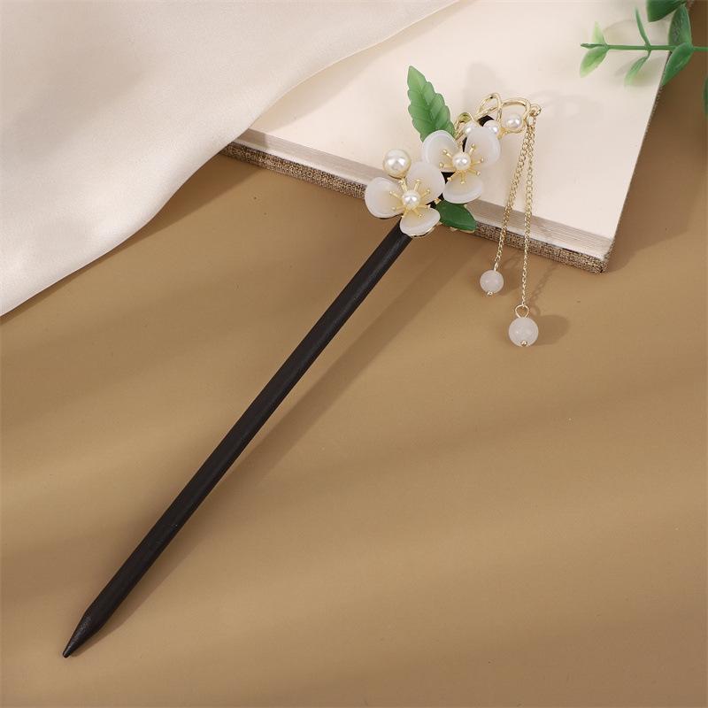 Ebony Style Tassel Hairpin: Vintage Wooden Hair Accessory for Women, Perfect for Simple Updos and Ancient Costume Adornments