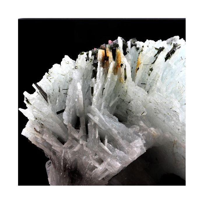 Pierres et Minéraux. Cleavelandite + Tourmaline. 7383.5 ct (1.47 kg). Pederneira mine, Minas Gerais, Bresil.