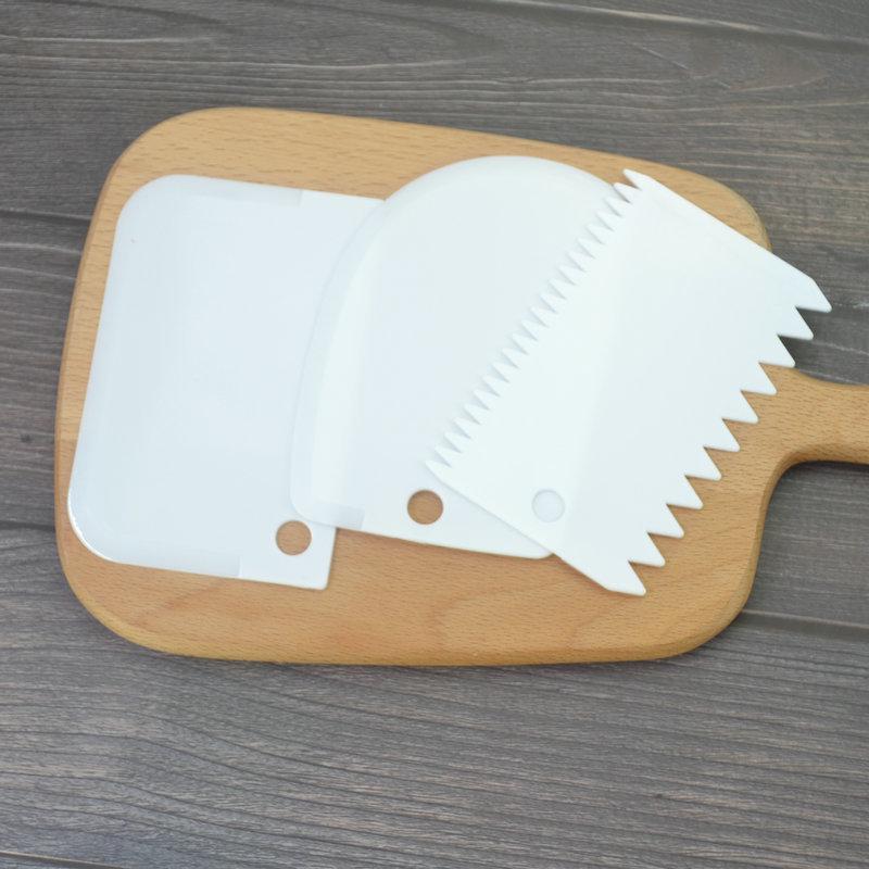 

Набор трапециевидных скребков для теста и крема из трех частей Yellow Three-Piece Scraper Set