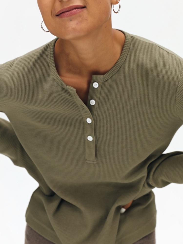

American Retro Henley Slim Fit Long Sleeve T-shirt - Flattering Commuter Layer Top XS зеленого кольору хакі