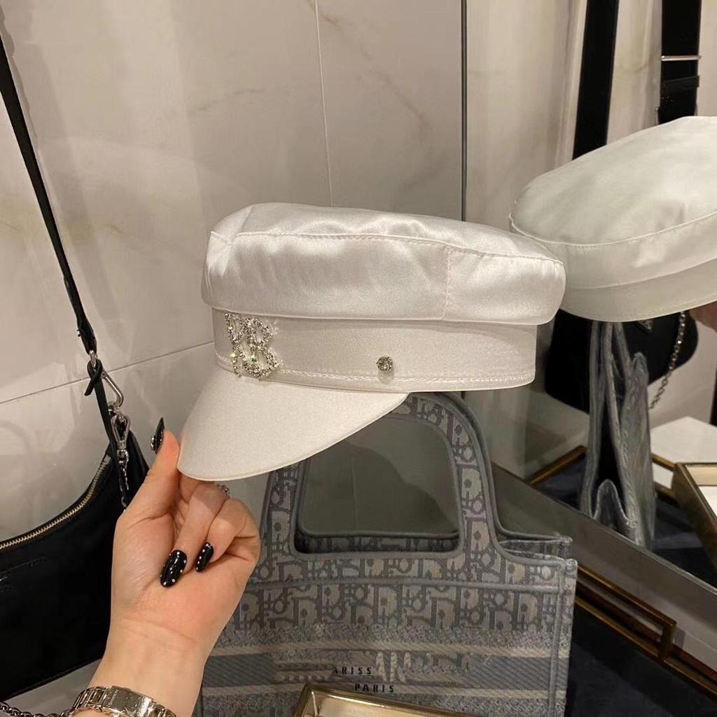 Beret satynowy w kolorze granatowym z cyrkoniowym napisem - Modna, oddychająca czapka gazeciarza