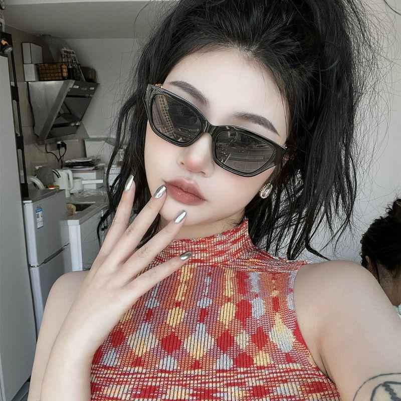Retro Cat Eye Chunky Chain Sunglasses for a Small Face - European & American Hot Girl Style