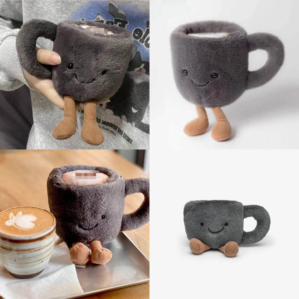 Rozkošná plyšová hračka panenka na mazlení v designu šálku kávy v šedé barvě pro dárek k Novému roku 2024