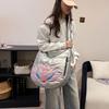 Geräumige gesteppte Hobo-Tasche mit farbenfroher Lotus-Stickerei Modische Umhängetasche für Damen Große Kapazität Tote für Reisen Tägliche Nutzung Weich gepolstert