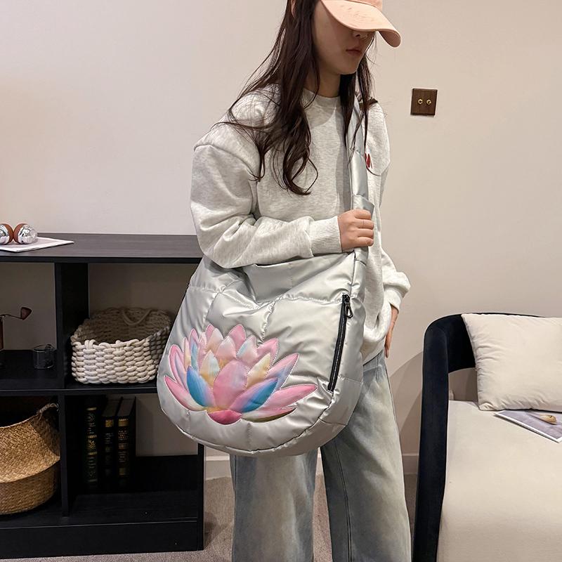 Geräumige gesteppte Hobo-Tasche mit farbenfroher Lotus-Stickerei Modische Umhängetasche für Damen Große Kapazität Tote für Reisen Tägliche Nutzung Weich gepolstert