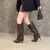 Graue Lackleder Stiefel mit spitzer Spitze, plissiert, weiblicher Hot-Style, feiner Absatz, hoher Schaft, aber kniehoher Absatz, Ritterstiefel