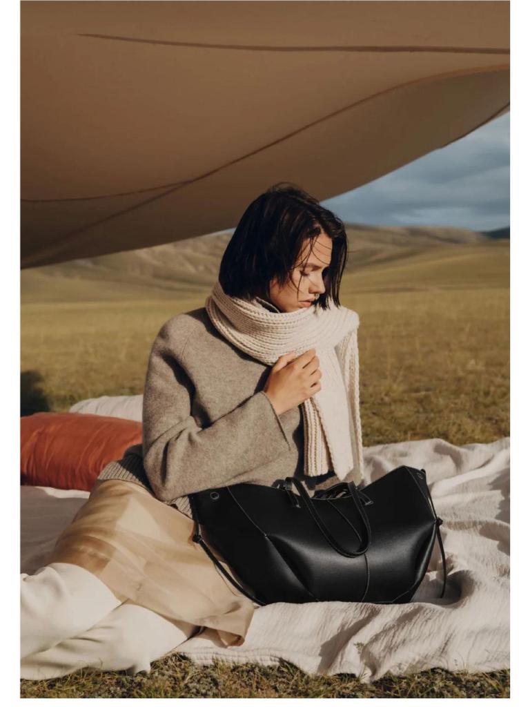 Grand Sac Fourre-tout Plissé en Cuir de Vache: Sac à main POLENE Wing pour femme