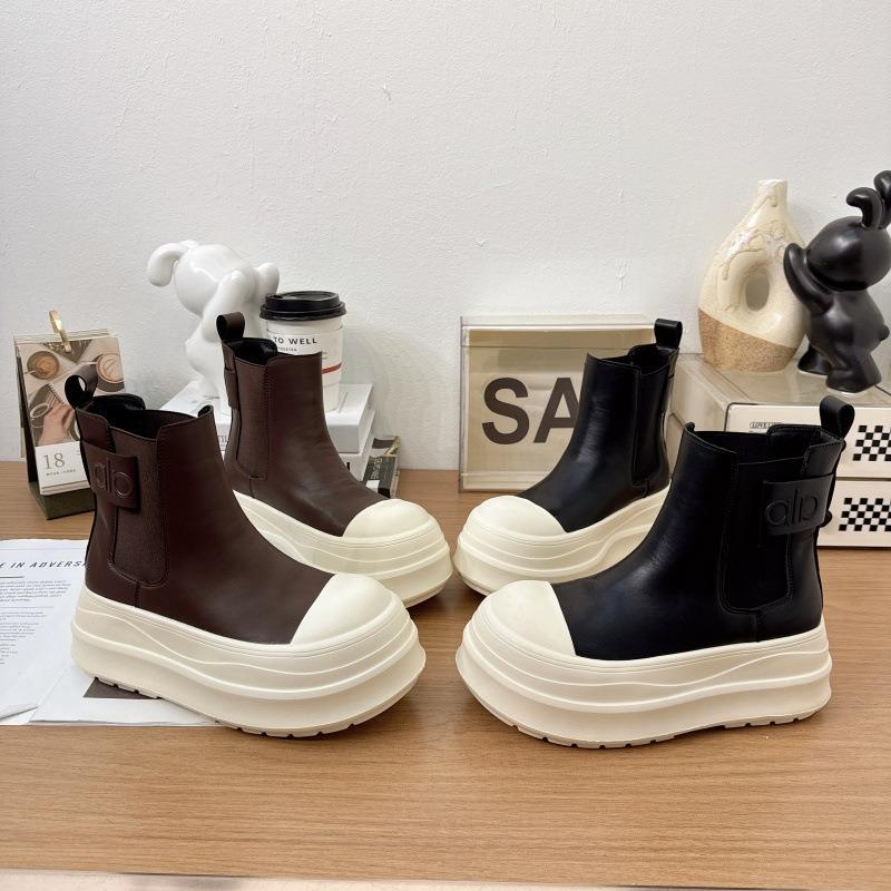 Autumn New Thick Soled Sleeve Ankle Boots for Women with Short Stature, Height Increasing Versatile Chelsea Short Boots