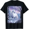 Schönes weißes Pferd, das nachts in einem verschneiten Wald steht T-Shirt(1)