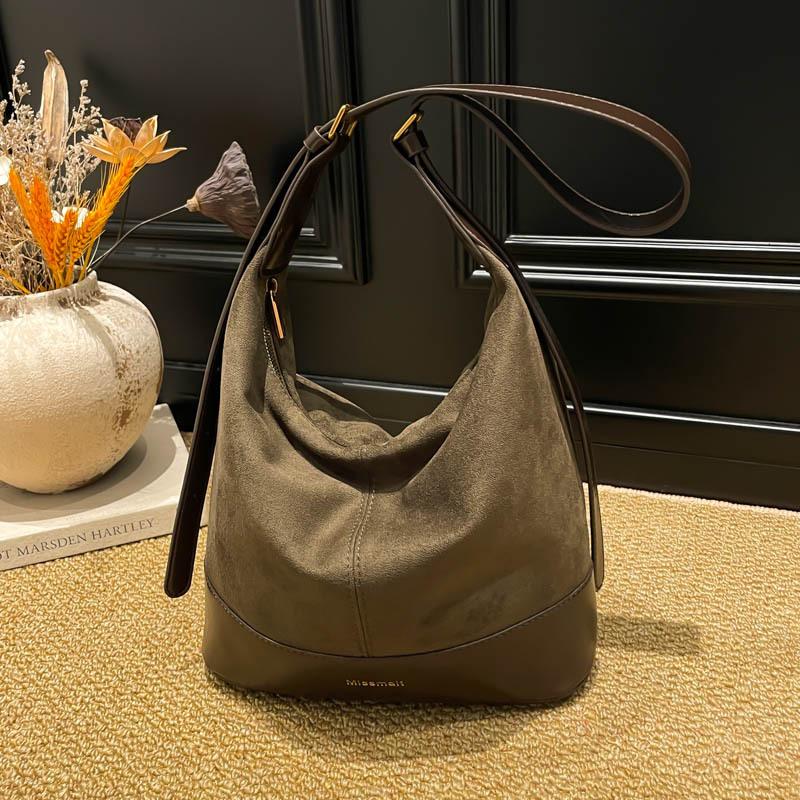 

Niche design casual personalized bucket bag fashion trend shoulder bag 2025 autumn and winter new women s messenger bag зелений