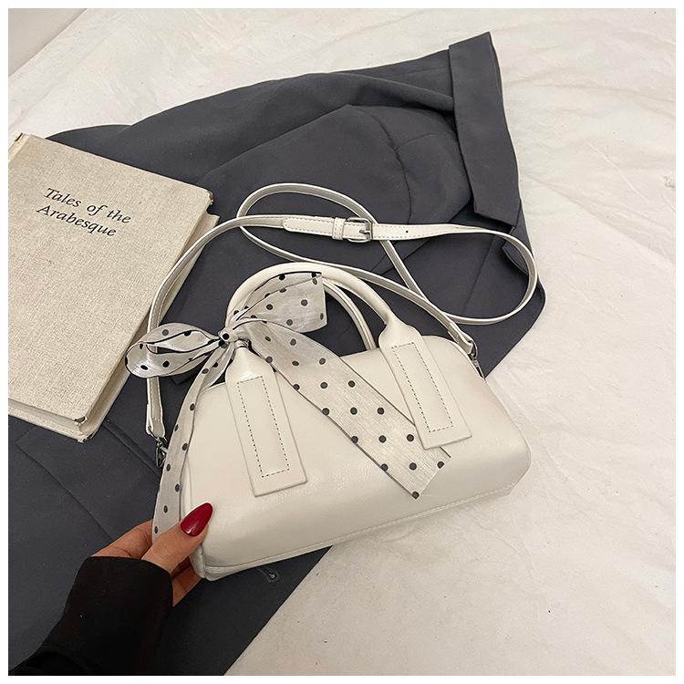 

2025 new bow large capacity fashion temperament streamer women s bag high sense versatile niche design bag
