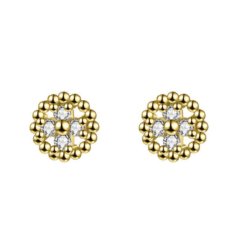 

Сторона Дуду свежая и инкрустирована мини-серьгами-дисками с крестообразными цветами