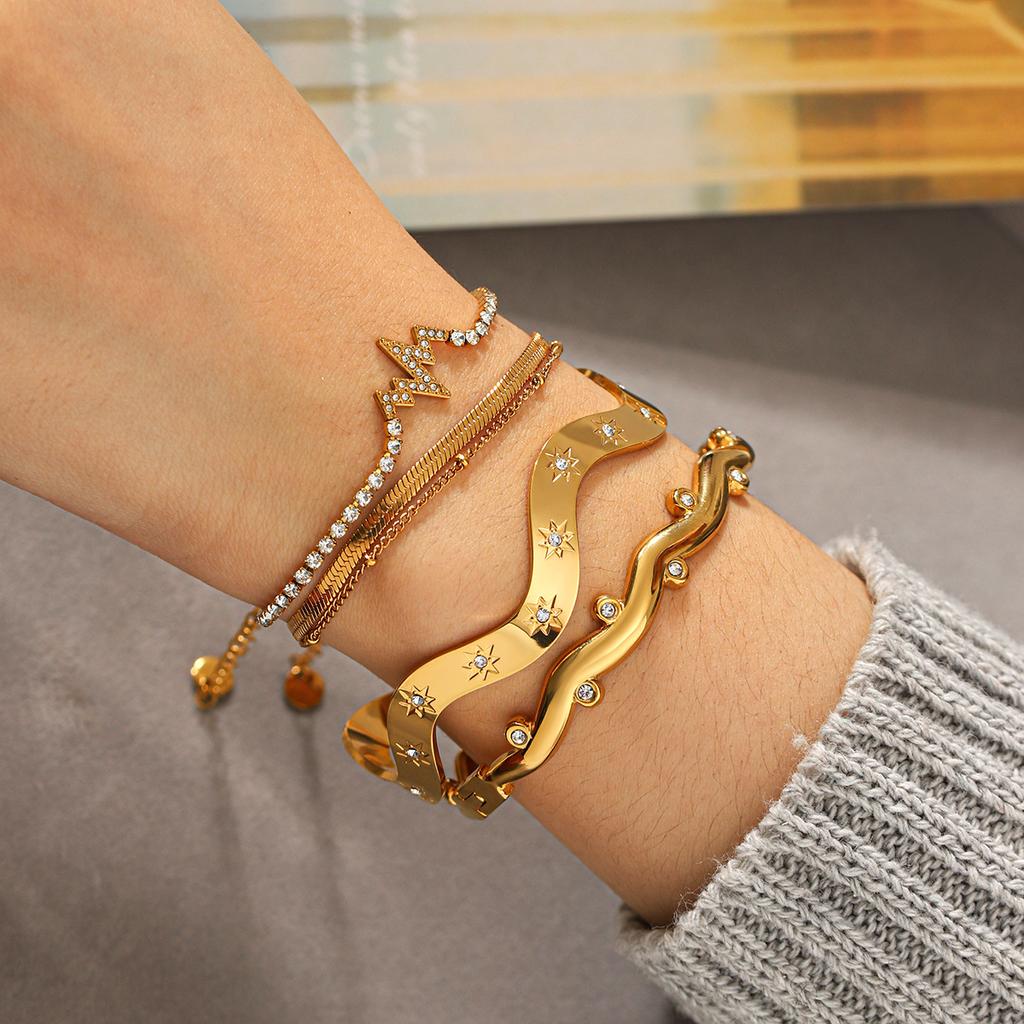 Wave-shaped Titanium Steel Bangle for Women, High-end Diamond-encrusted Stainless Steel Bracelet
