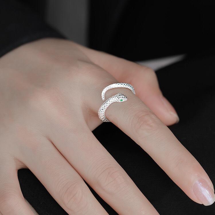 Trendy Women's Snake Midi Ring, Personalized Niche Design, Perfect for 2026 New Year and Christmas.