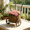 Rustikaler Eisen-Gartenwagen Blumenbehälter für die Außendekoration im Hof, auf der Terrasse, dem Balkon oder als floraler Mittelpunkt für drinnen