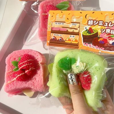 Exquisite Nachbildung Doppelschicht Erdbeer-Toast-Kuchen Obstbrotkuchen Matcha Schokoladen-Dessert Mädchengeschenk Toast Squishy Kinderspielzeug