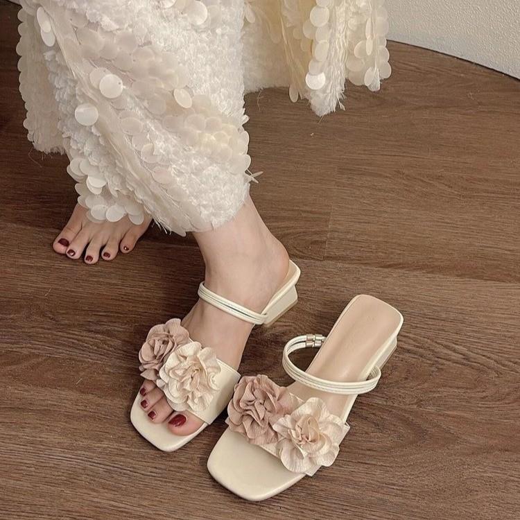 

2024 лето новый цветок квадратная голова толстый каблук носить классные тапочки женские низкий каблук сказочный ветер французский два носить одно слово перетаскивание 35