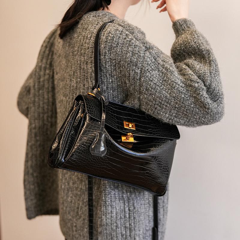 Bag Women's New Versatile Fashion Handbag Large-capacity Commuter Tote Bag Shoulder Messenger Bag