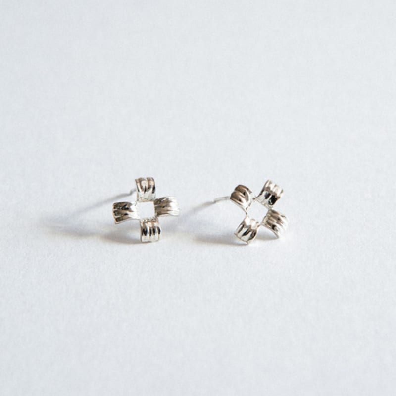 

DOL Cross flower earring [silver/gold] gold
