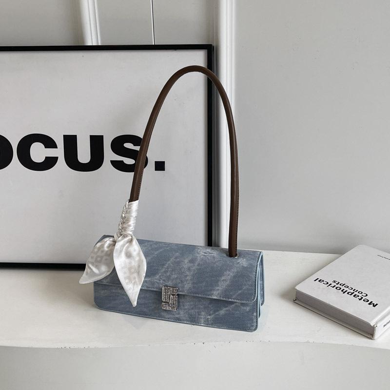 

Высококлассная серебристая сумка женская 2025 новая нишевая сумка на одно плечо подмышку модная портативная сумка-багет