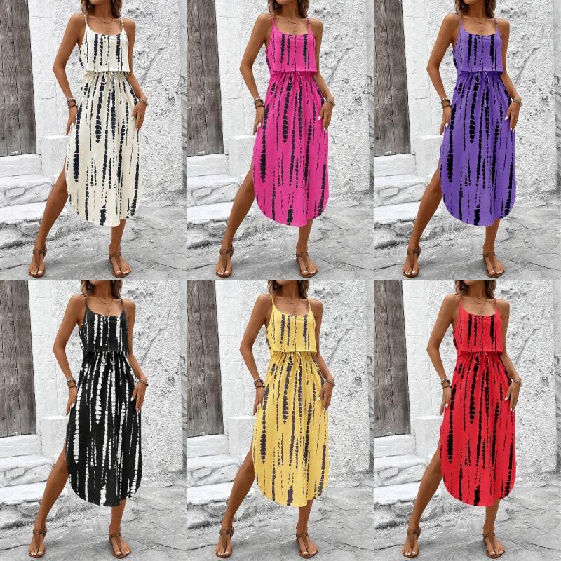 Ein sexy bedrucktes Neckholder-Kleid für Damen Ein gerafftes Kleid im Urlaubsstil