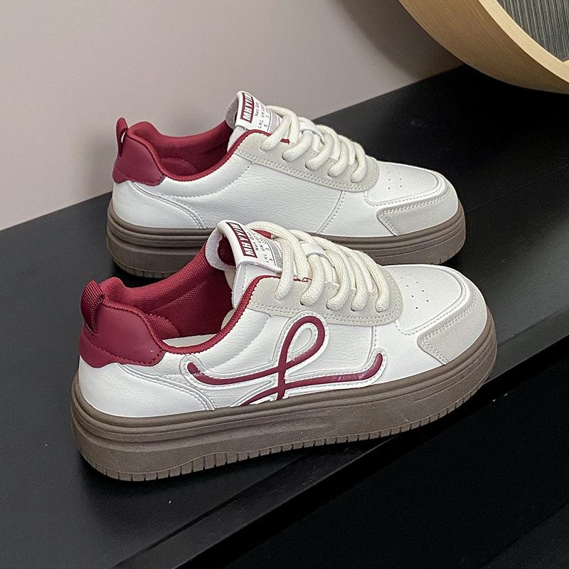 Global versatile small black white shoes women's 2025 autumn new niche non-collision high-value couple casual board shoes