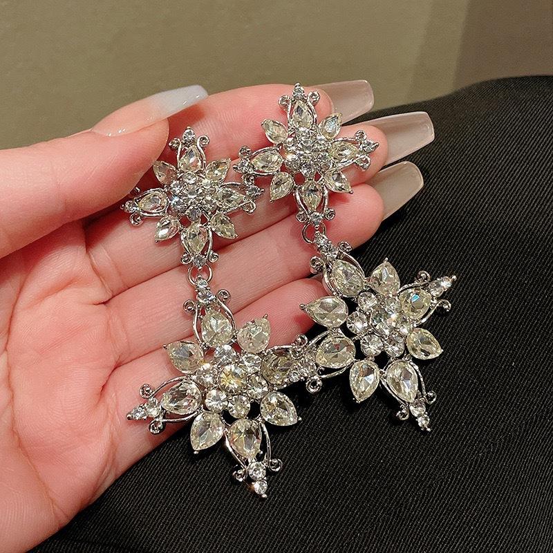 Sparkling Flower Pendant Earrings Paired with Teardrop Shaped Cubic Zirconia Zircon for Women's Birthday Party Gifts