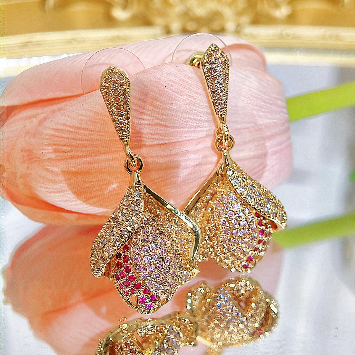 

Light Luxury Flowers Bloom, Flowers Are Slightly Inlaid with Super Flash Zircon Earrings, Versatile, Three-dimensional Bud Earrings, Women 2026 золотой