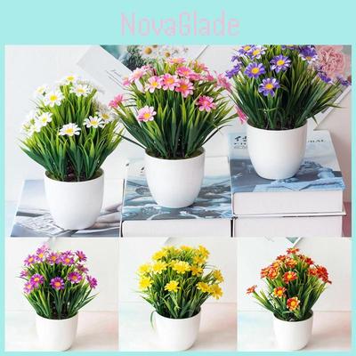 Hochwertiges künstliches Blumenarrangement im Topf für elegante Garten- und Wohnbereiche