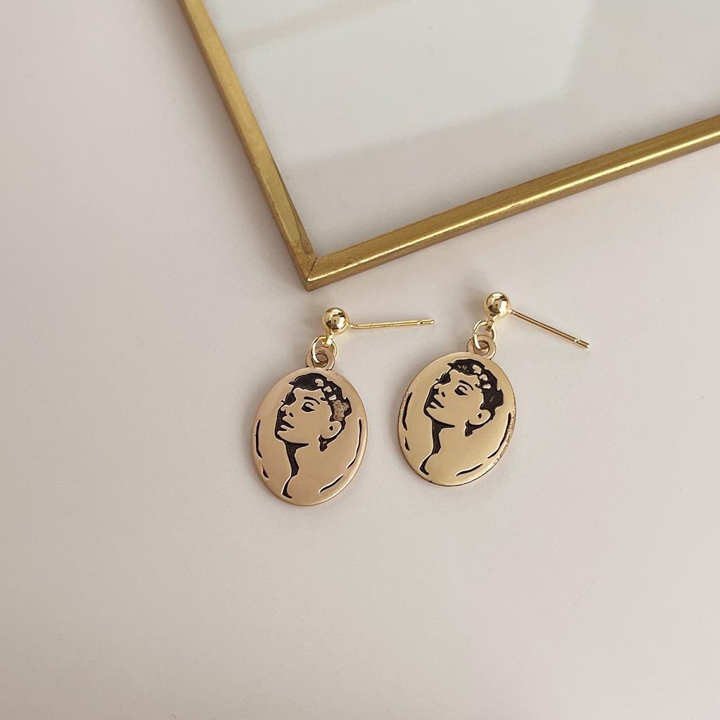 Boucles d'oreilles médiévales vintage à perles: Design rétro à l'huile coulée avec une touche haut de gamme et une personnalité unique