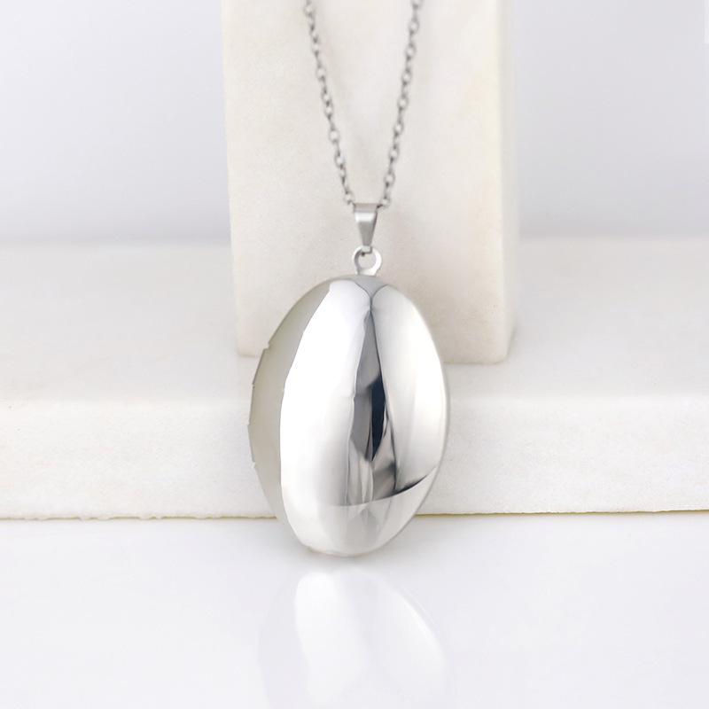 Retro Oval Clavicle Chain Locket Necklace with Engraved Pattern
