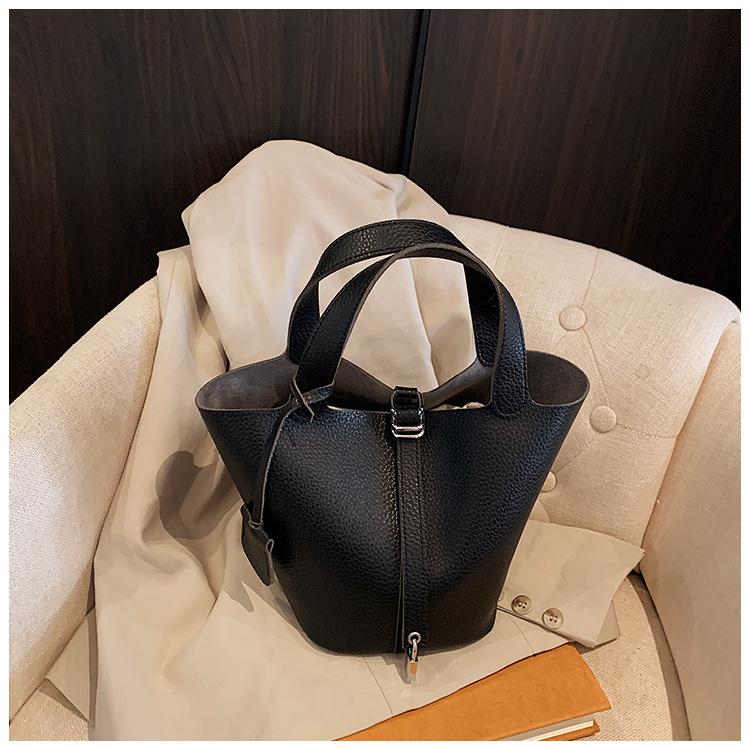 Niche fashion design bag women's 2025 new popular simple hand bag foreign style portable vegetable basket bucket bag