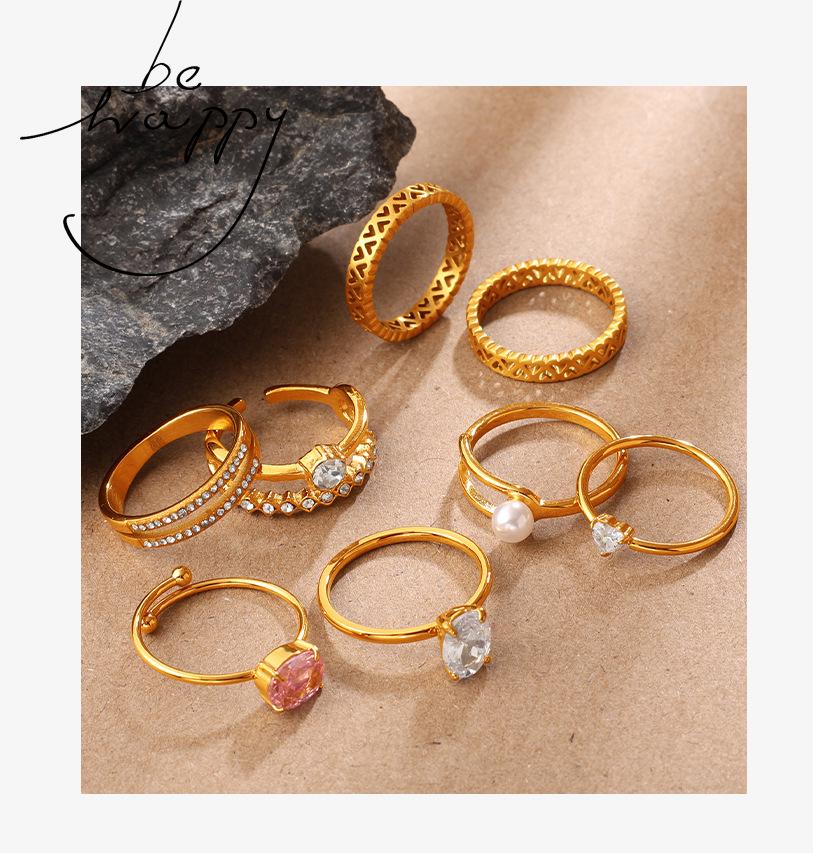Luxuriöser goldener Hohlring mit Diamant-Inlay: Exquisites stapelbares doppelstöckiges Design