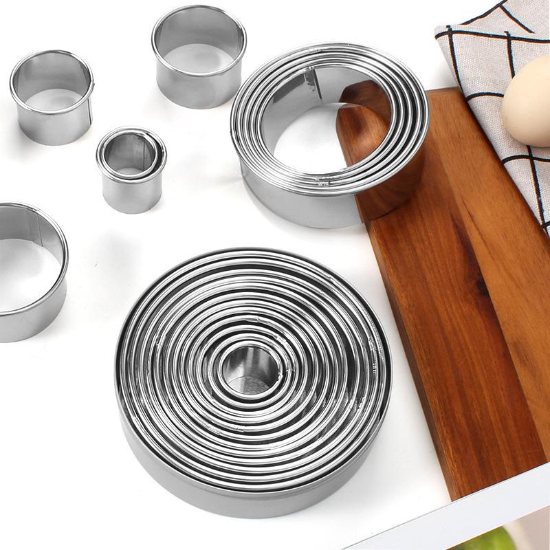 11dílná sada kulatých forem: Formičky na sušenky, Kroužky na pěnu, 12 vykrajovátek na těsto na knedlíky, Kroužky na rýžové koláče, Fritování kukuřice, Nerezová ocel.