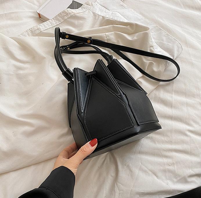 This year's popular niche folding bag women's 2025 summer new versatile messenger bag high-end portable bucket bag