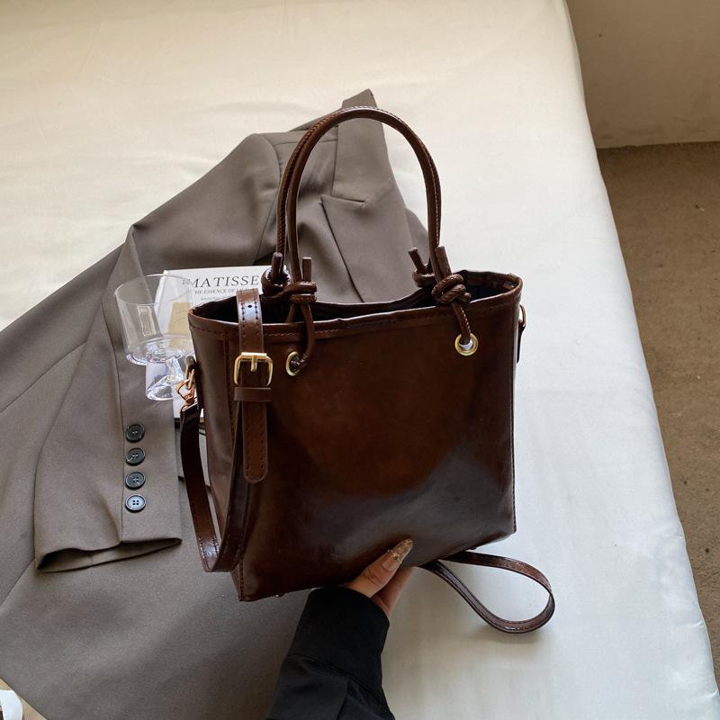 

Простая и модная сумочка весна новая ретро текстура сумка-ведро практичная на плечо сумка-мессенджер темно-коричневого