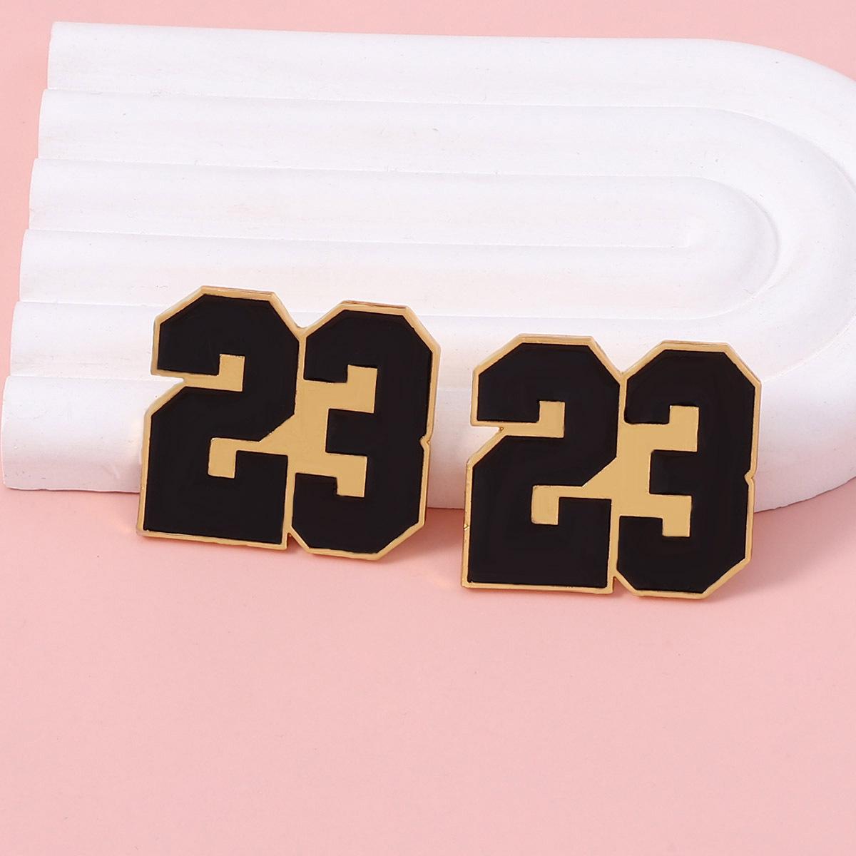 

Число 23 доступно в пяти цветах с пуссетами. Это простой, модный и нишевый день рождения