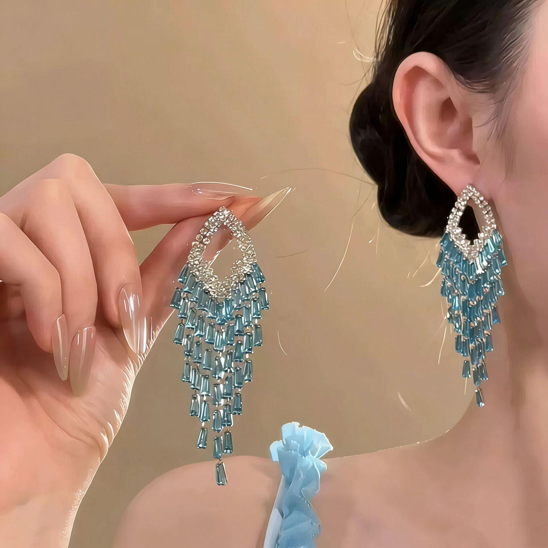 

Cold daughter feeling full of diamond tassel earrings light luxury antique long earrings temperament advanced sense dinner party exaggerated earrings