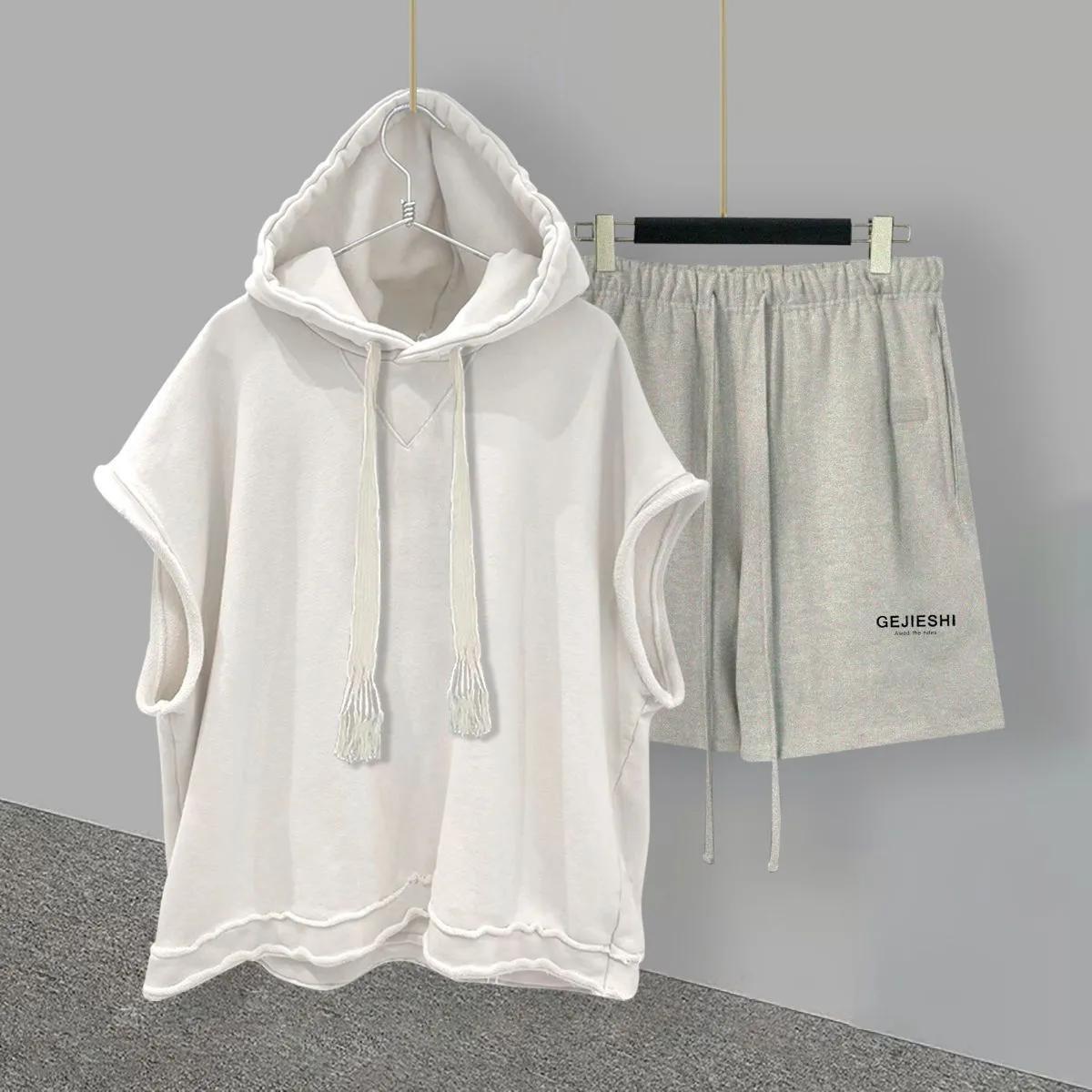 

Мужской летний однотонный повседневный спортивный костюм жилет с капюшоном + прямые пятиточечные брюки с принтом букв свободный комплект из двух предметов XS