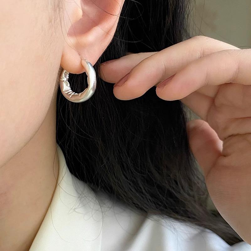 Japanese and Korean niche design irregular concave and convex beating pattern simple personality temperament versatile circle earrings earrings women