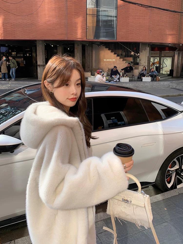2025 Eco-Friendly Women's Hooded Shearling Mid-Length Mink Fleece Winter Coat